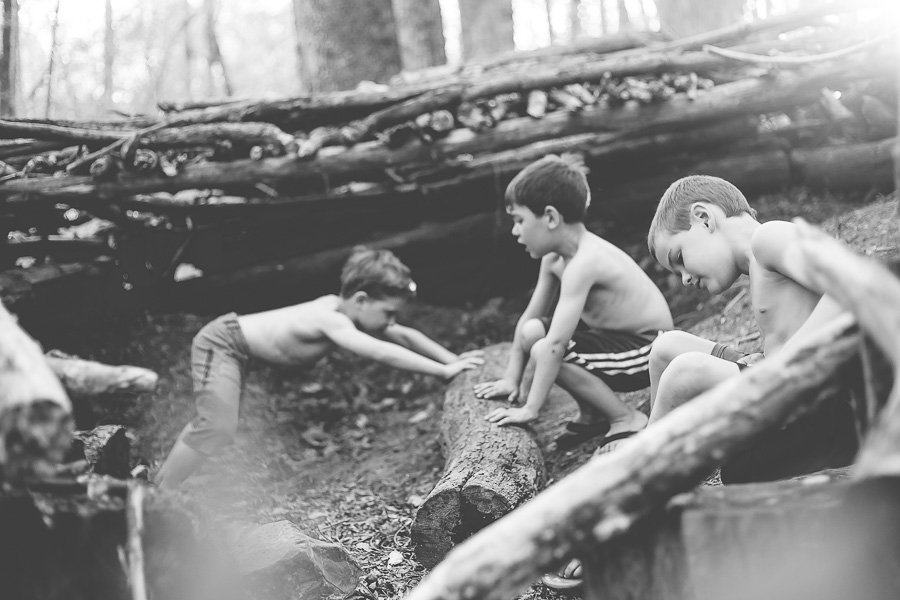 b&w boys building fort