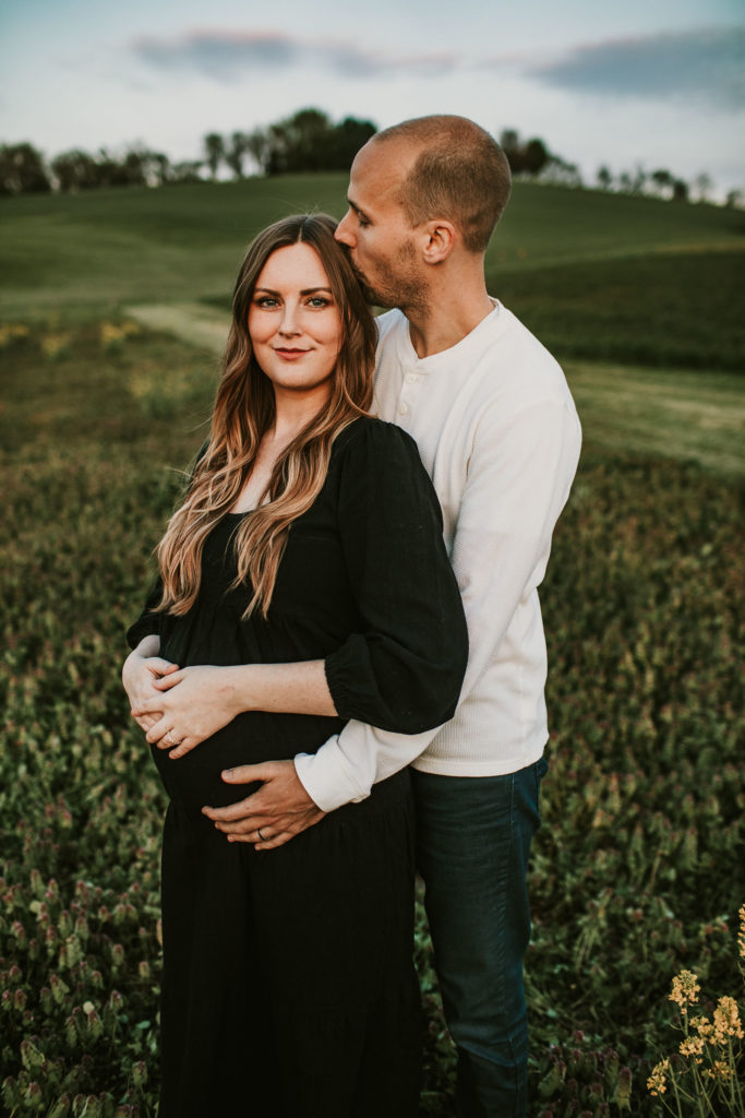 adorable pose for maternity session