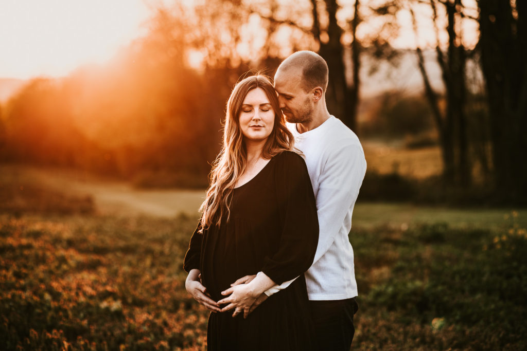 adorable maternity session pose